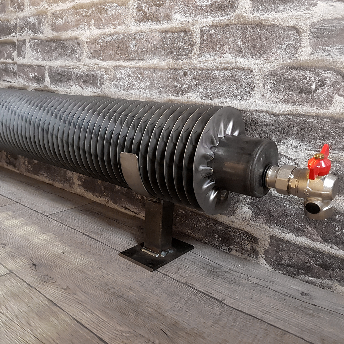 TUBE AILETTES : le radiateur tube ailettes style industriel - le radiateur industriel eau chaude dont la pureté du tube rond aux fines ailettes en acier brut vous séduira