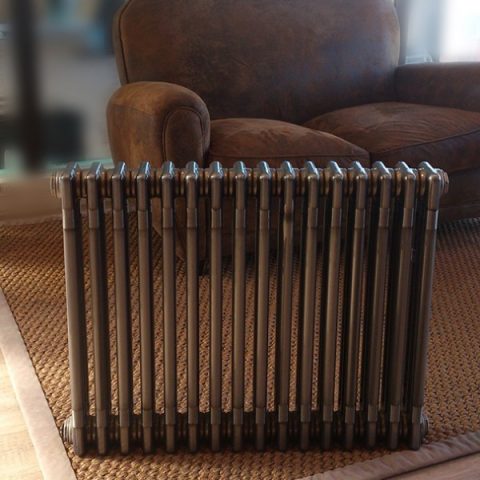 CHARLESTON TECHNOLINE : l’élégance intemporelle d’un radiateur eau chaude en acier brut - fonctionnalité et confort !